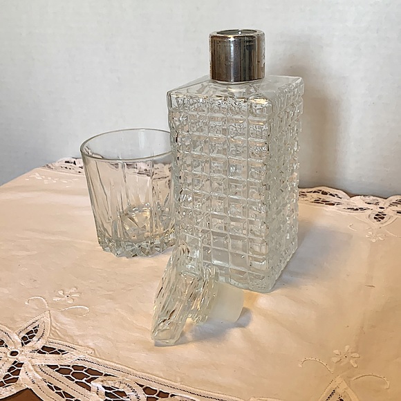 Mid century chiseled Crystal whiskey decanter, square design - Picture 4 of 4